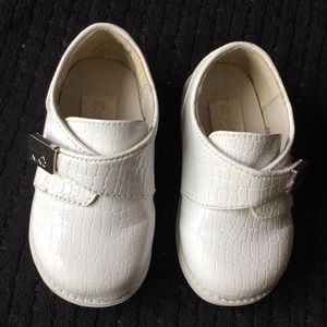 Boys White dress shoes - size 4
